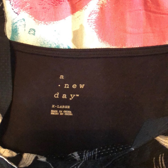 Pretty black flowy top! From target loose fit - Picture 2 of 2